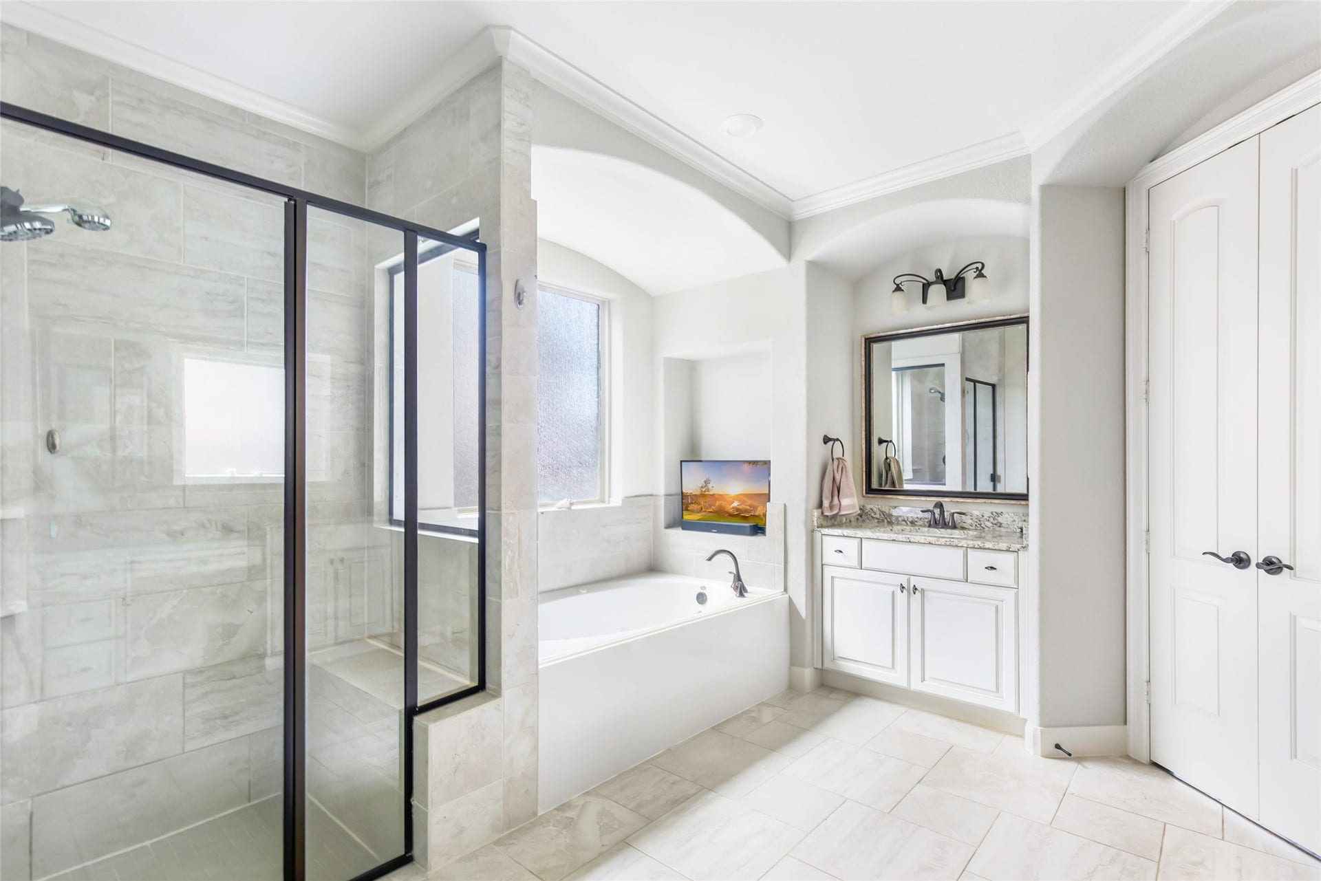 18931 Wild Thornberry Drive, Tomball, TX 77377 Large shower with bench and jetted soaking tub
