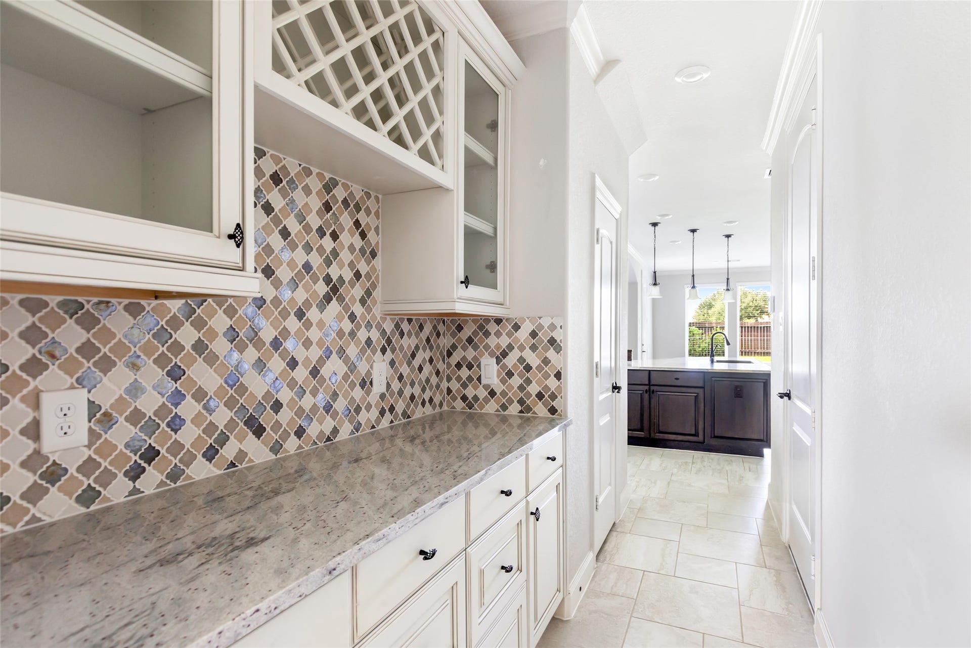18931 Wild Thornberry Drive, Tomball, TX 77377 Large butler's pantry with under-cabinet lighting & additional storage