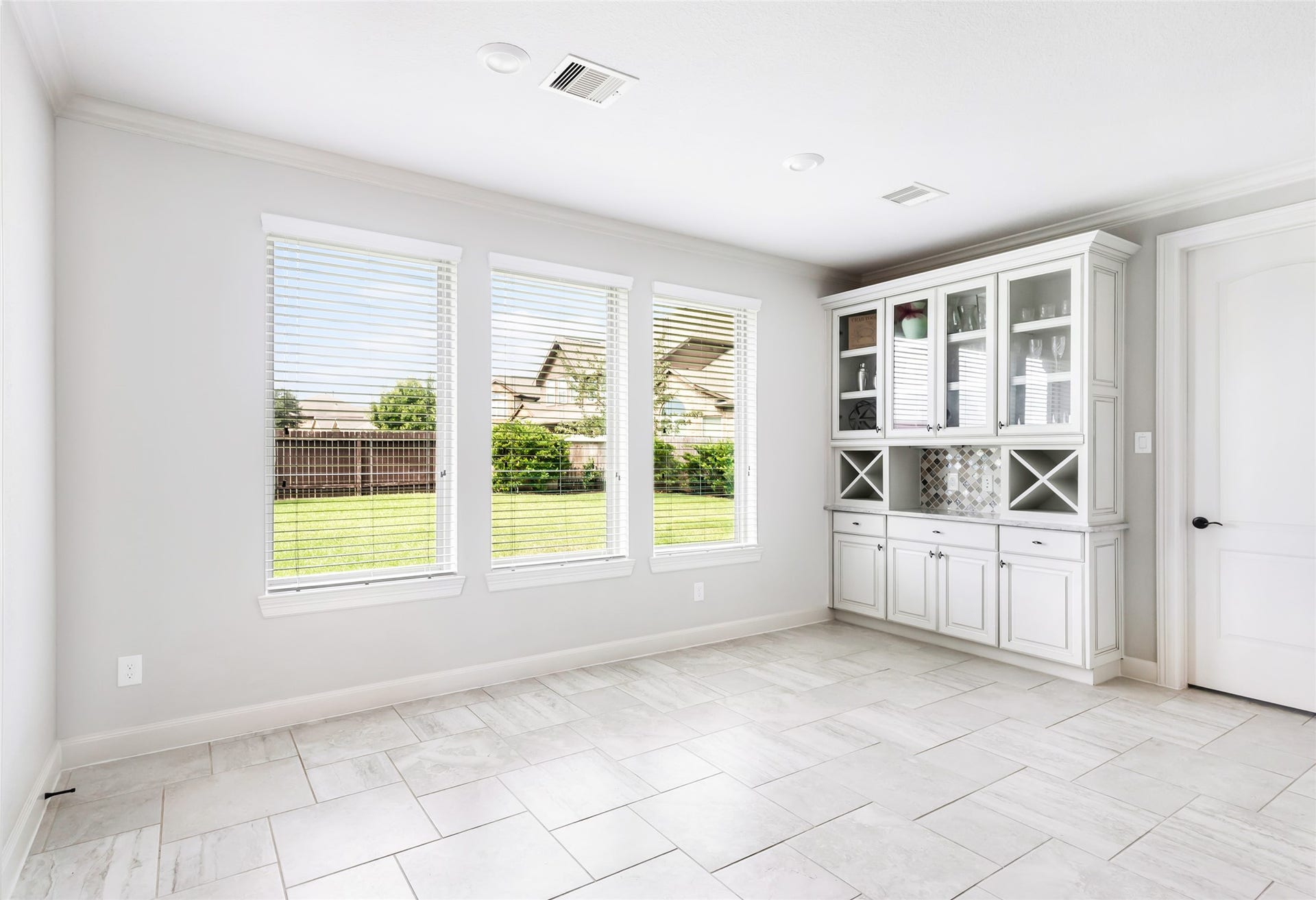 18931 Wild Thornberry Drive, Tomball, TX 77377 Large breakfast area with built-in hutch