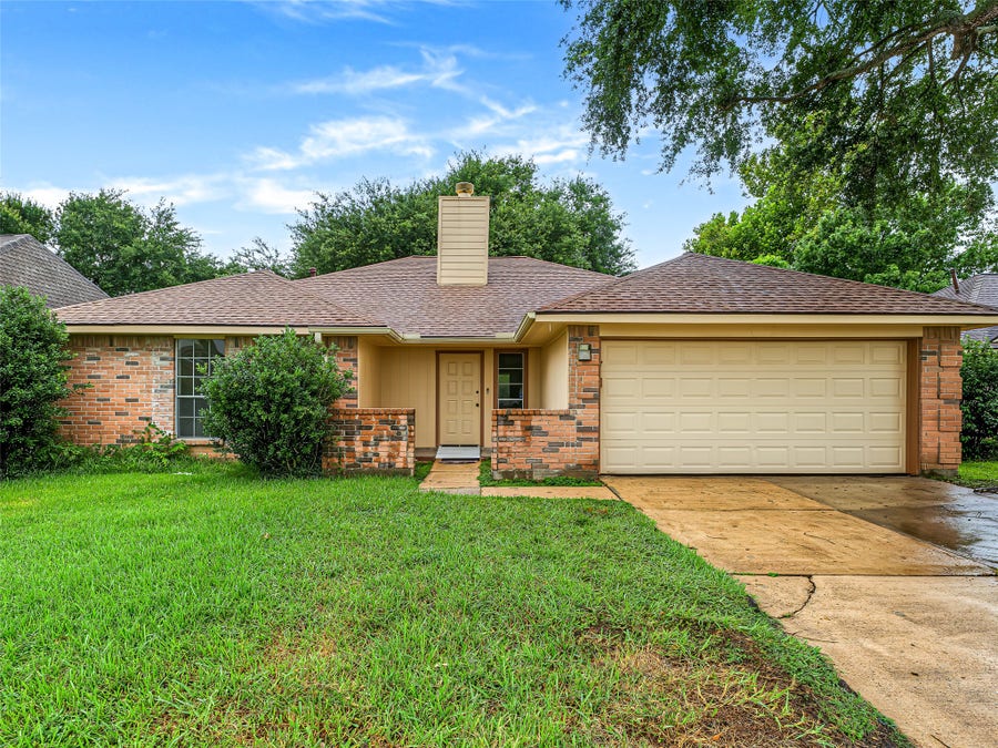 Property photo for 15818 Castorglen Drive, Webster, TX