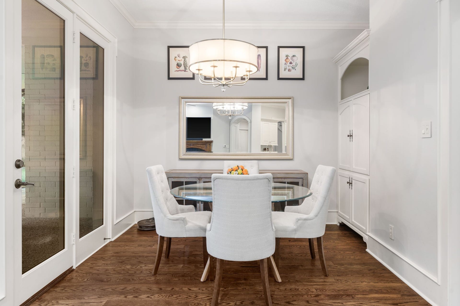 186 Sentinel Point Court, The Woodlands, TX 77382 Breakfast area with built-in storage and quick access to the outdoor entertaining spaces.