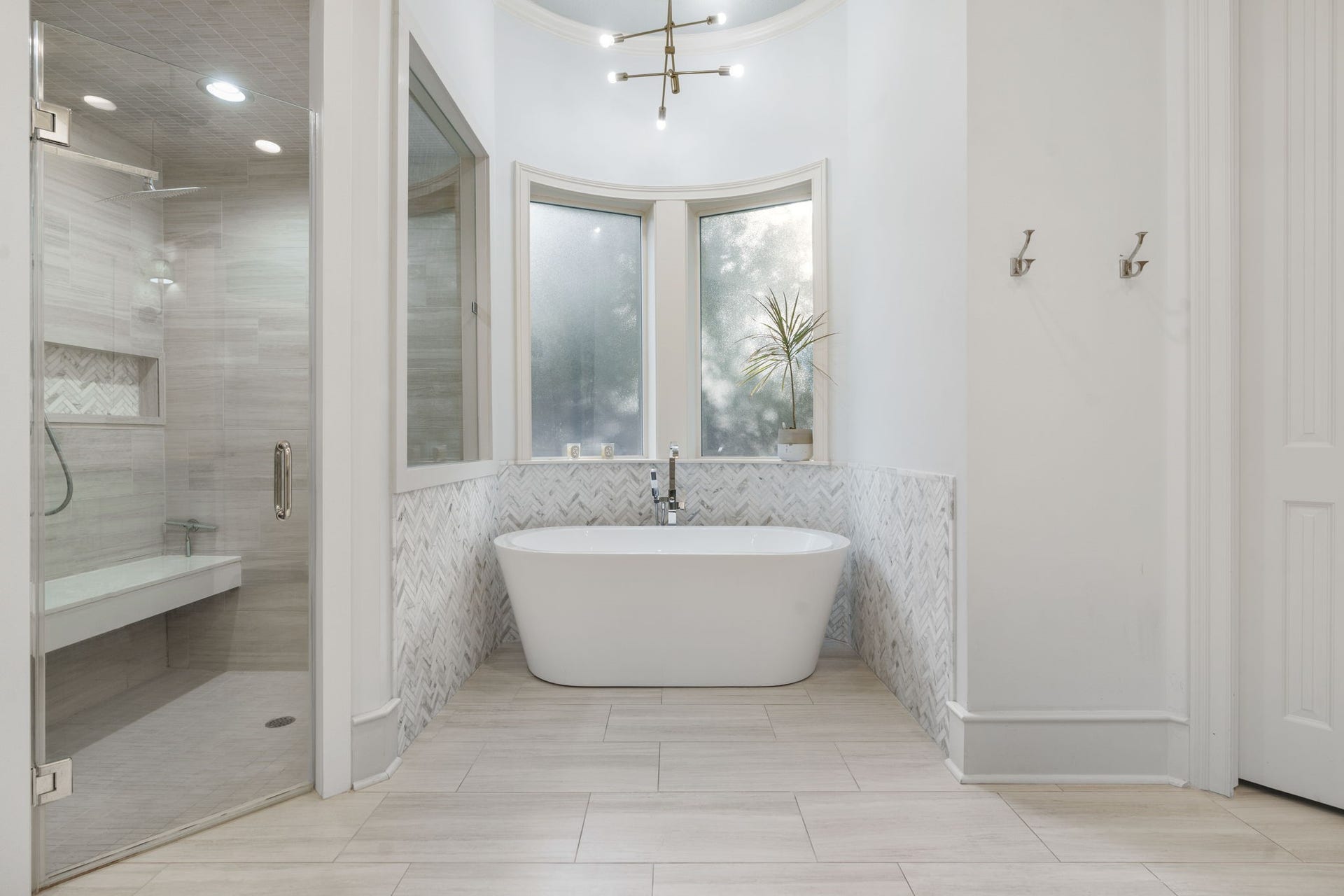 186 Sentinel Point Court, The Woodlands, TX 77382 Also featured is a large walk-in shower with bench seating and stand alone soaker tub.
