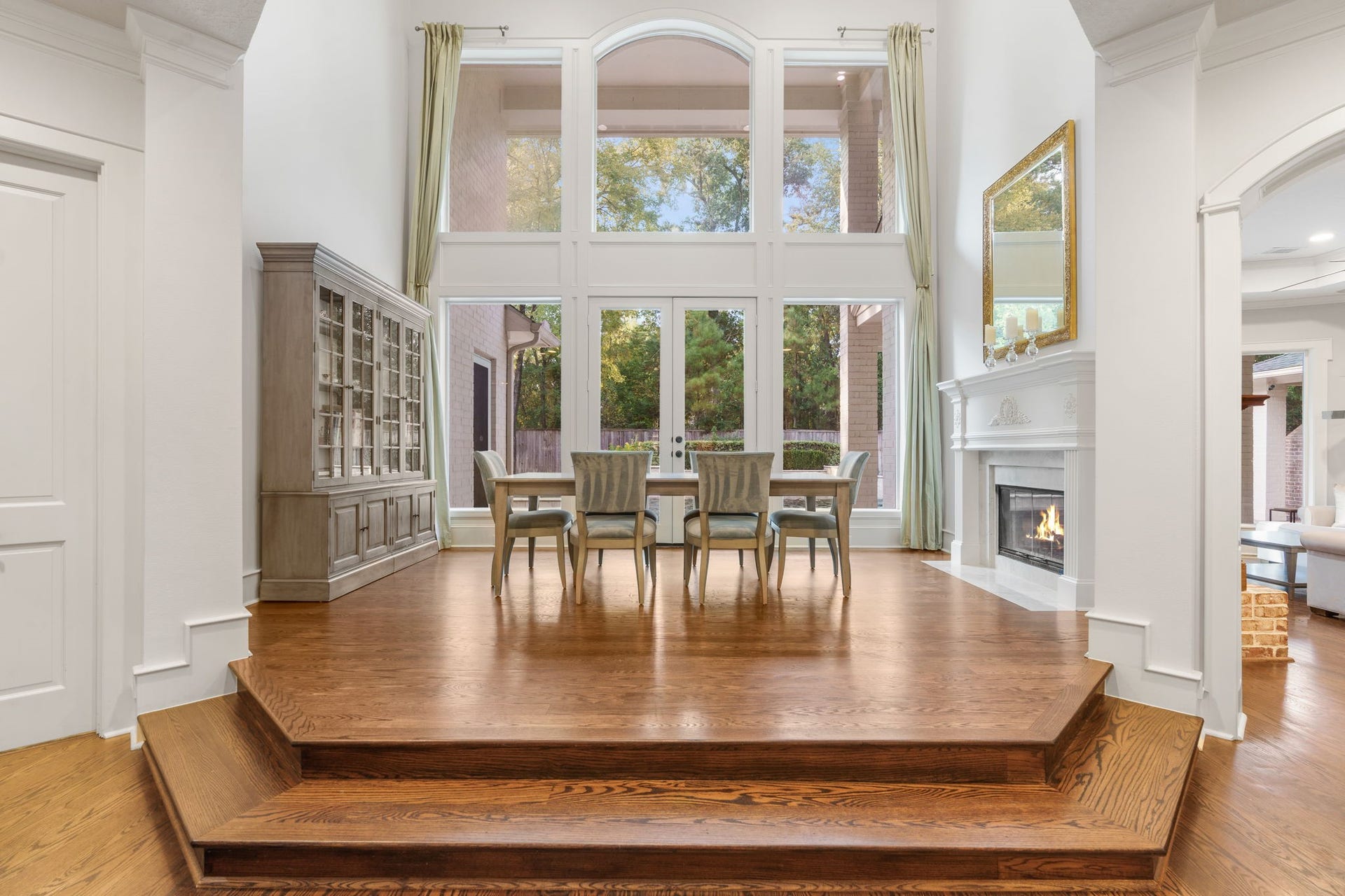 186 Sentinel Point Court, The Woodlands, TX 77382 From the entry, guests will appreciate this wow-factor formal dining room complete with double-sided gas fireplace and picturesque two-story window views!