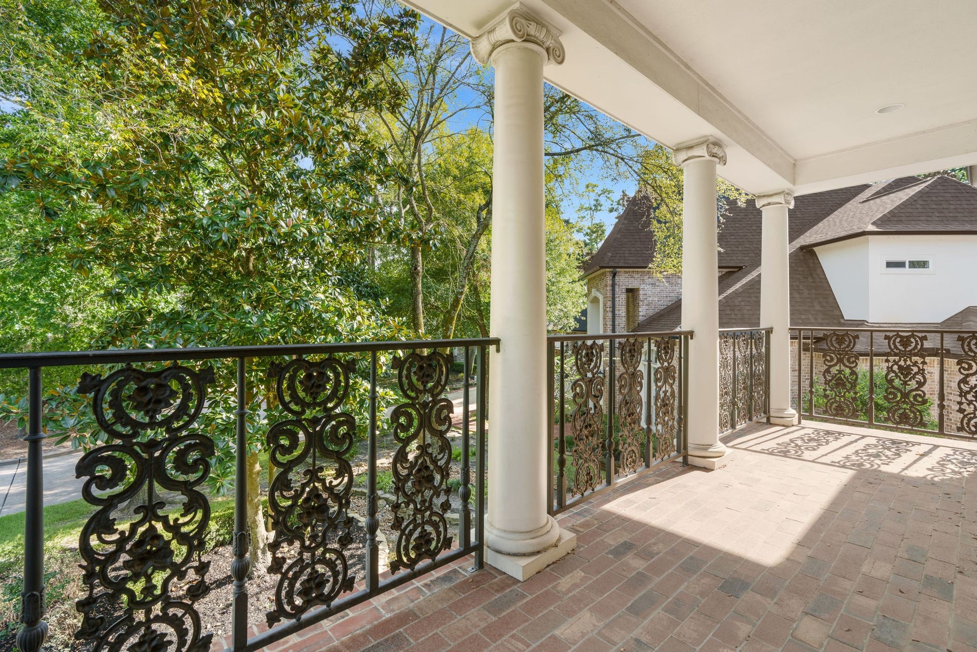 186 Sentinel Point Court, The Woodlands, TX 77382 Spacious balcony ...
