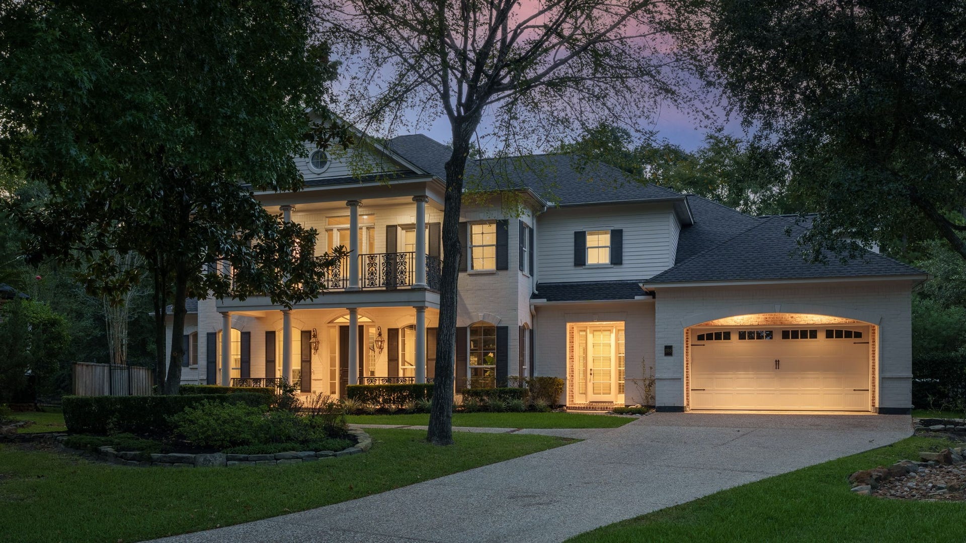 186 Sentinel Point Court, The Woodlands, TX 77382 Abundant windows create a warm, light-filled interior.