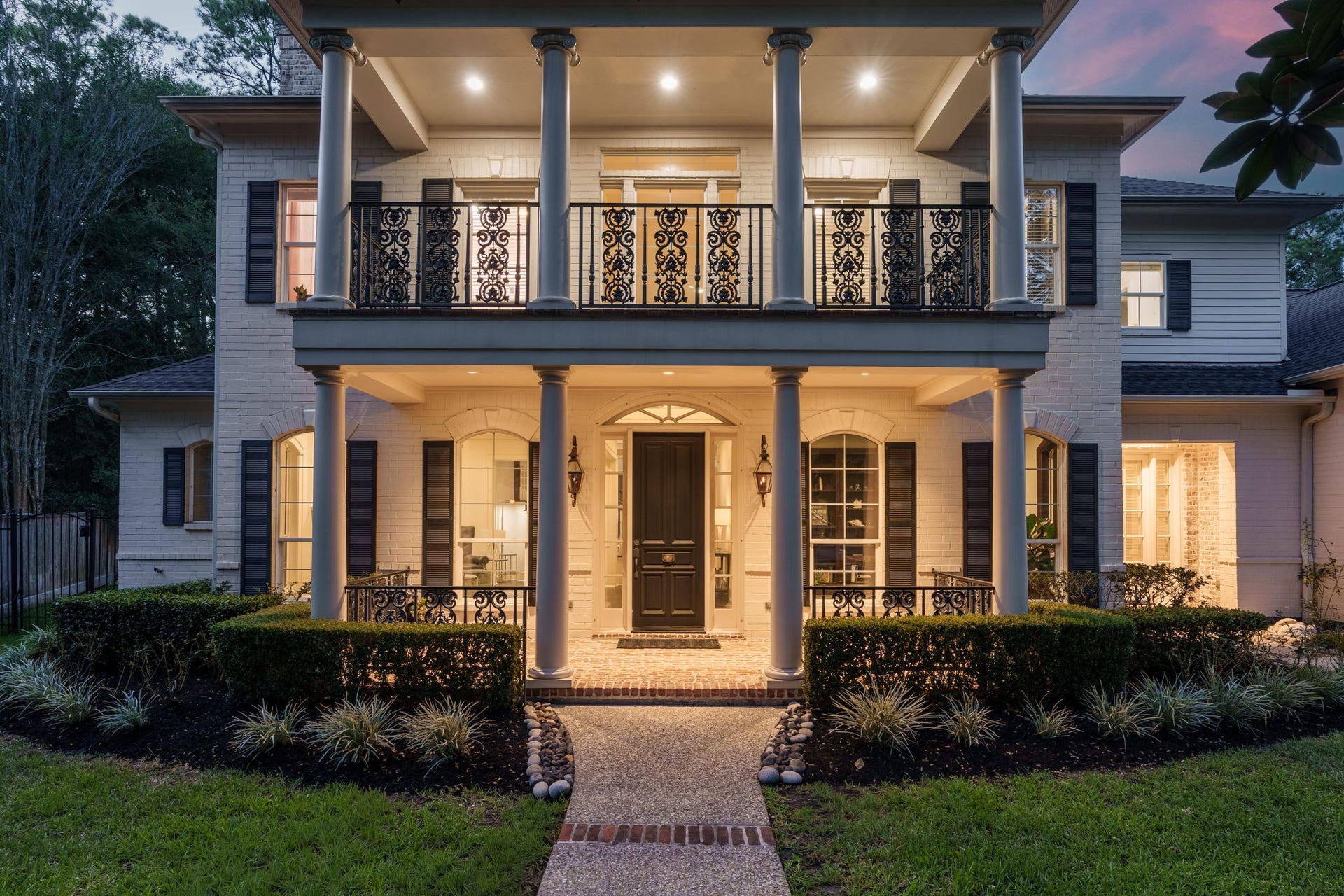 186 Sentinel Point Court, The Woodlands, TX 77382 This elegant home is situated on a quiet cul-de-sac in coveted Cascade Canyon.