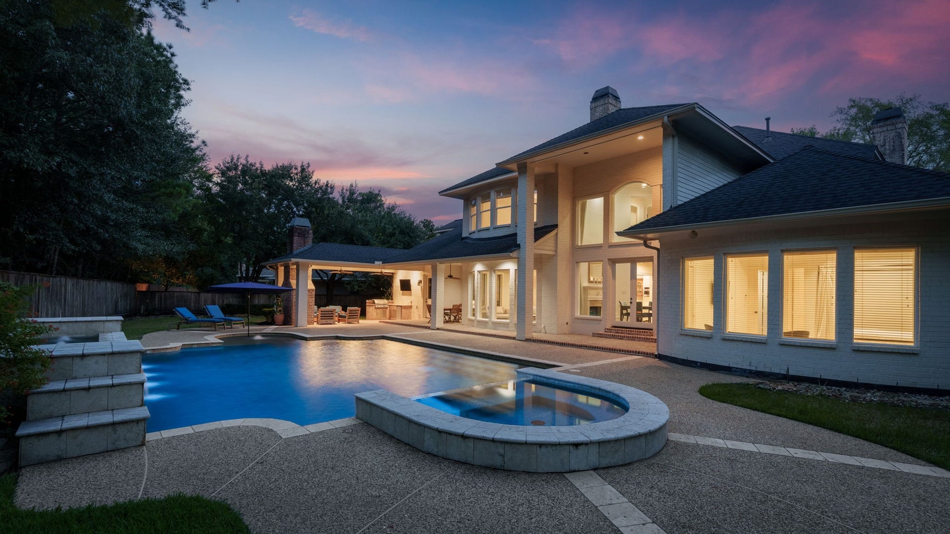 186 Sentinel Point Court, The Woodlands, TX 77382 Plenty of space for year round entertaining!