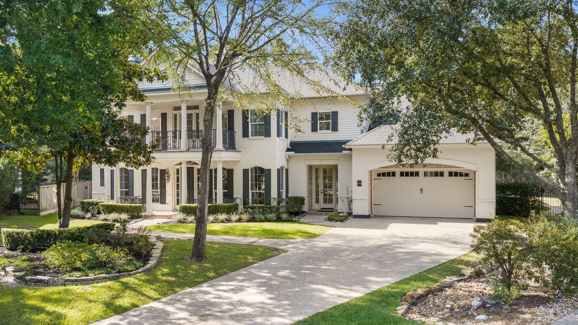 186 Sentinel Point Court, The Woodlands, TX 77382 Experience wow-factor views and a prime location you simply can't miss!