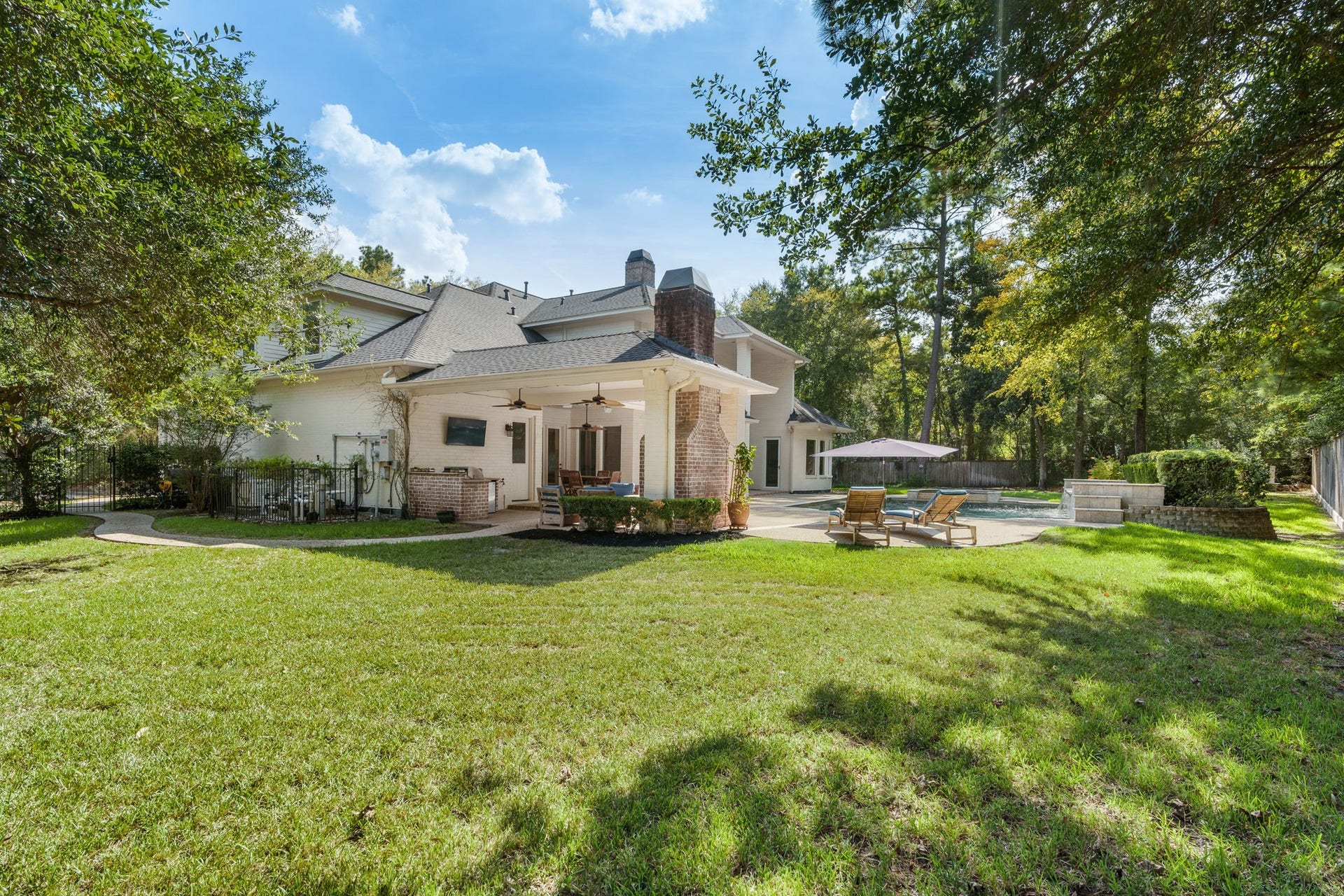 186 Sentinel Point Court, The Woodlands, TX 77382 Plenty of green space for pets and play!