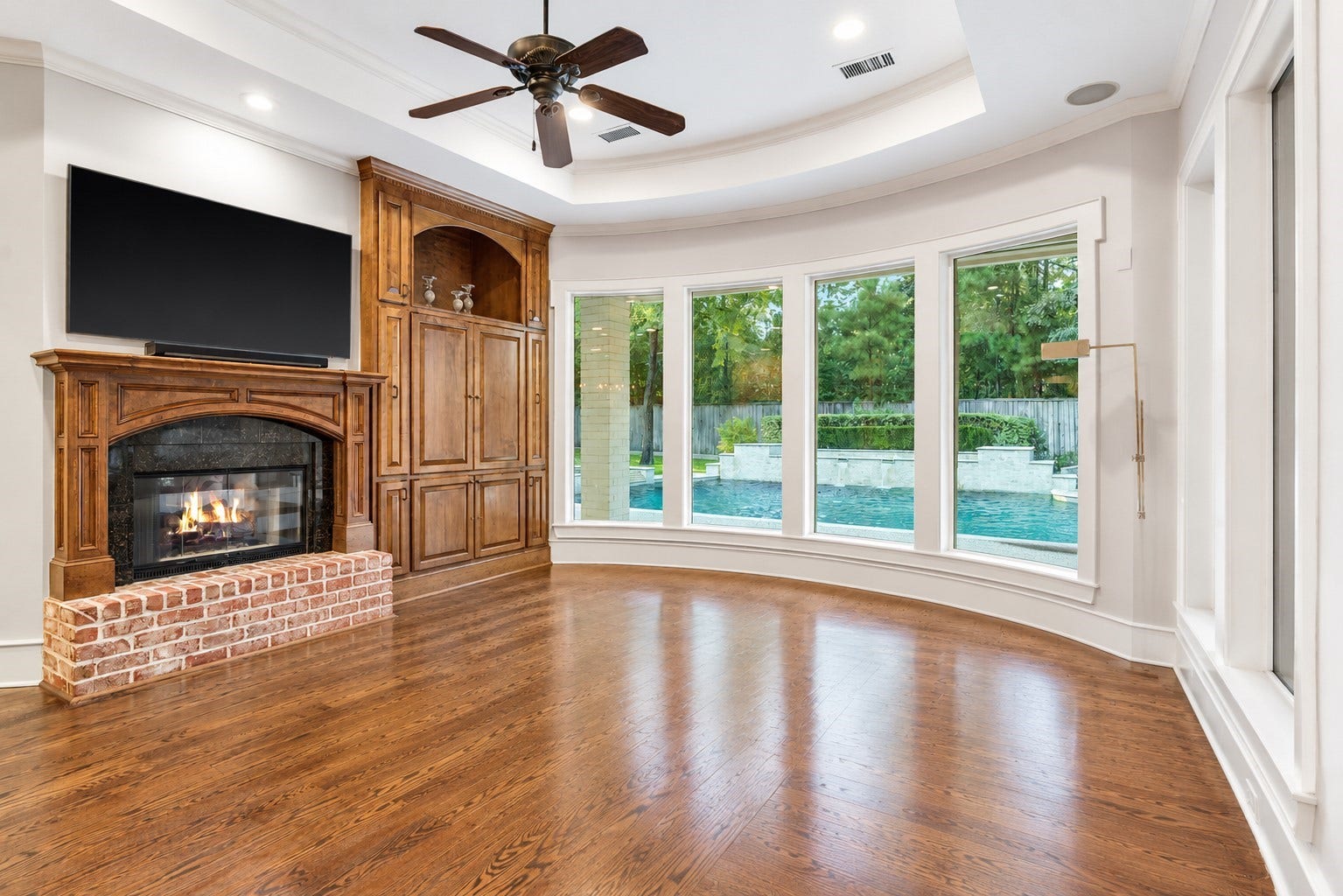 186 Sentinel Point Court, The Woodlands, TX 77382 Spacious Family Room with built-in media center and floor to ceiling views!