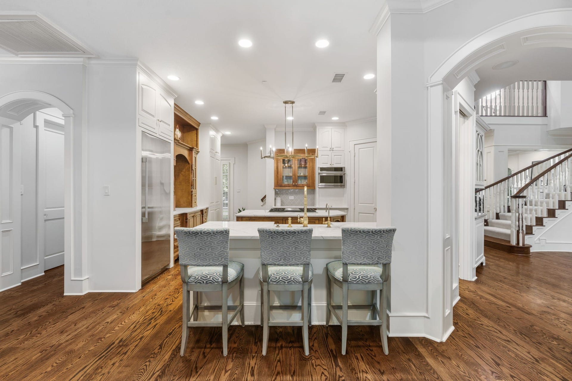 186 Sentinel Point Court, The Woodlands, TX 77382 Just off the entry and formal dining, an open concept kitchen, family room and breakfast are steps away.