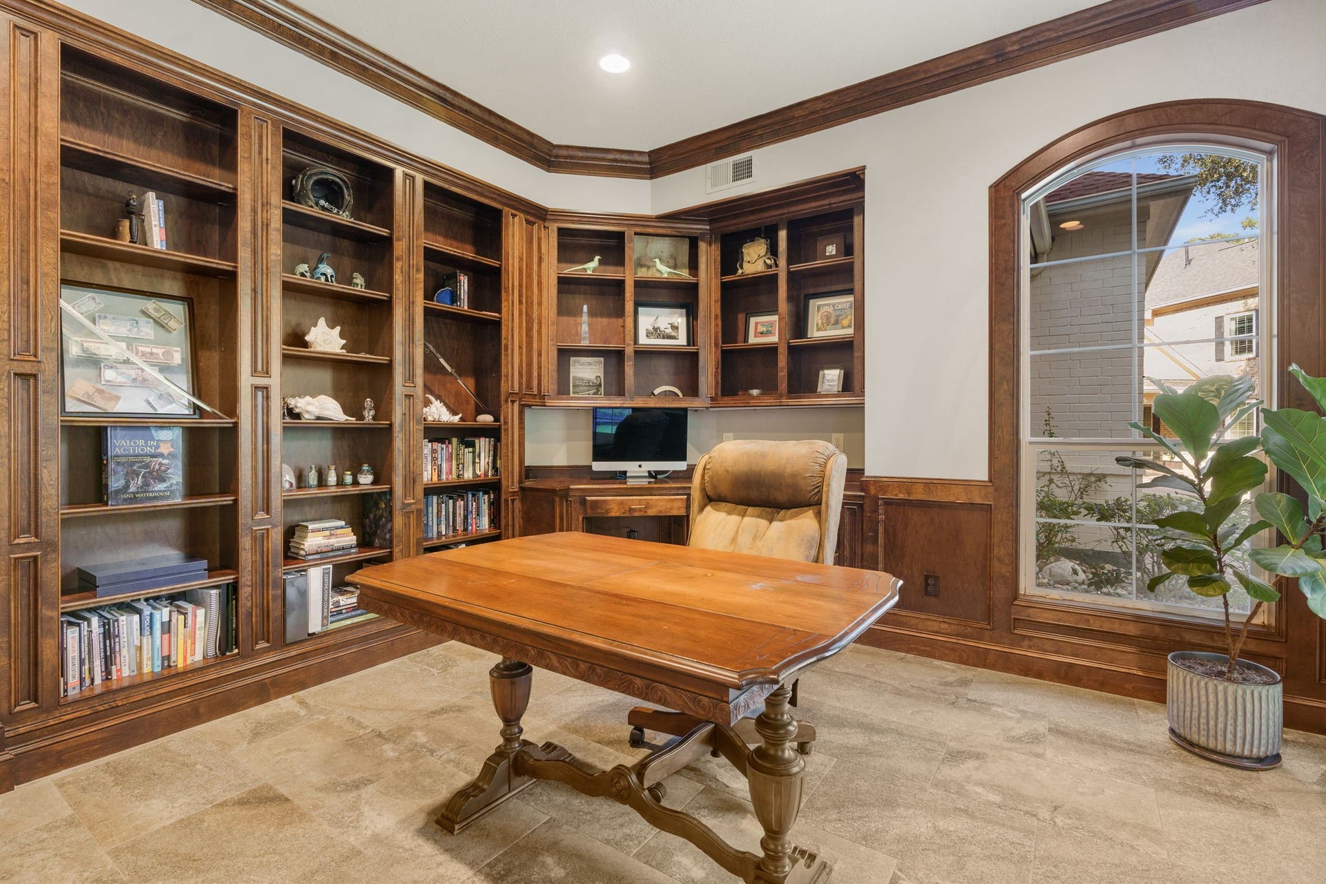 186 Sentinel Point Court, The Woodlands, TX 77382 In addition, generous built-in book cases and computer station.
