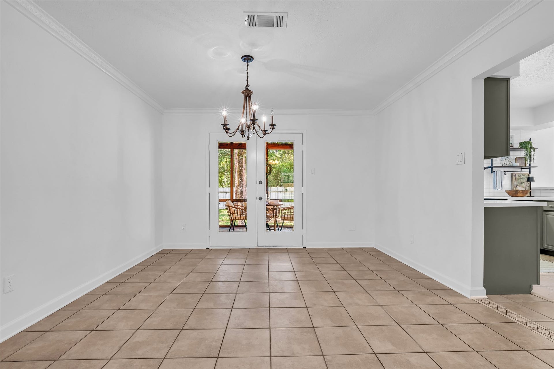 Dining room, ideal for gatherings and entertaining.
