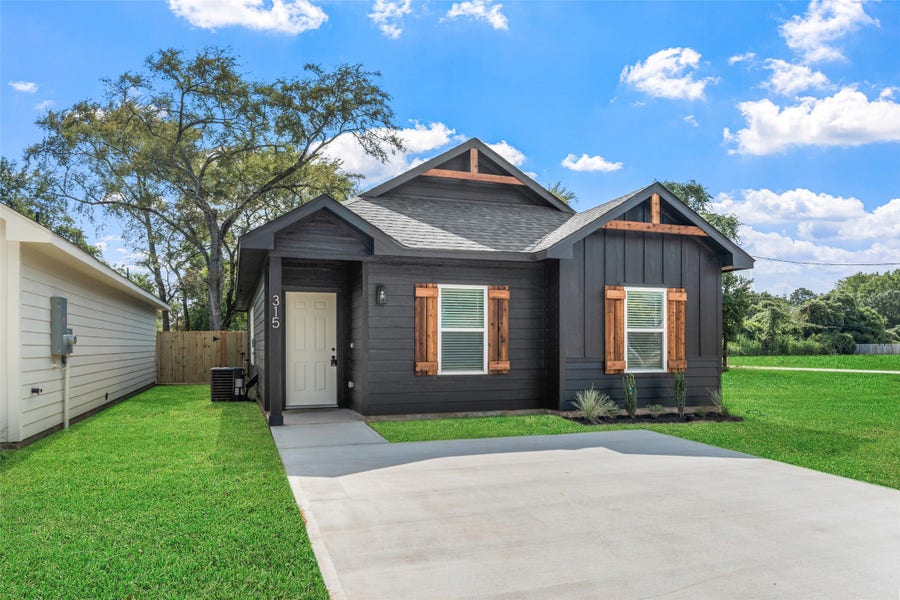 Property photo for 315 N Woodson Street, Willis, TX