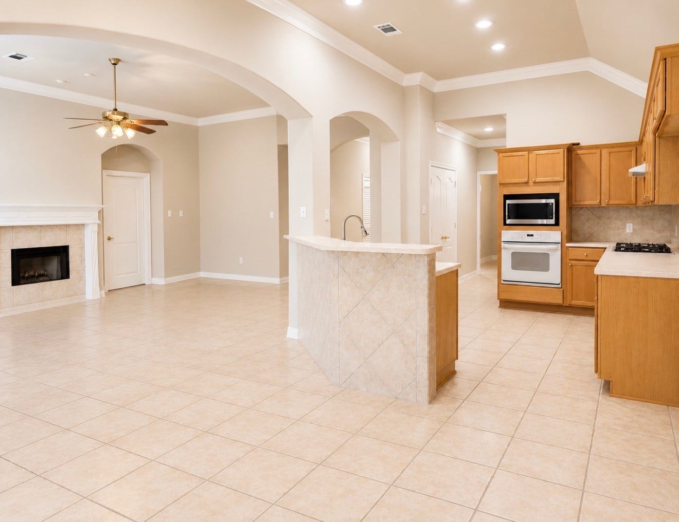 519 Oleander Street, Lake Jackson, TX 77566 LIVING ROOM AND KITCHEN
