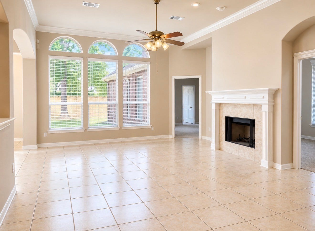 519 Oleander Street, Lake Jackson, TX 77566 LIVING ROOM