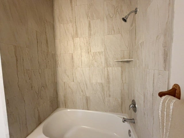 519 Oleander Street, Lake Jackson, TX 77566 BATHROOM 2