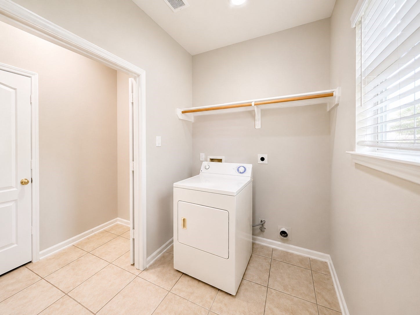 519 Oleander Street, Lake Jackson, TX 77566 LAUNDRY ROOM