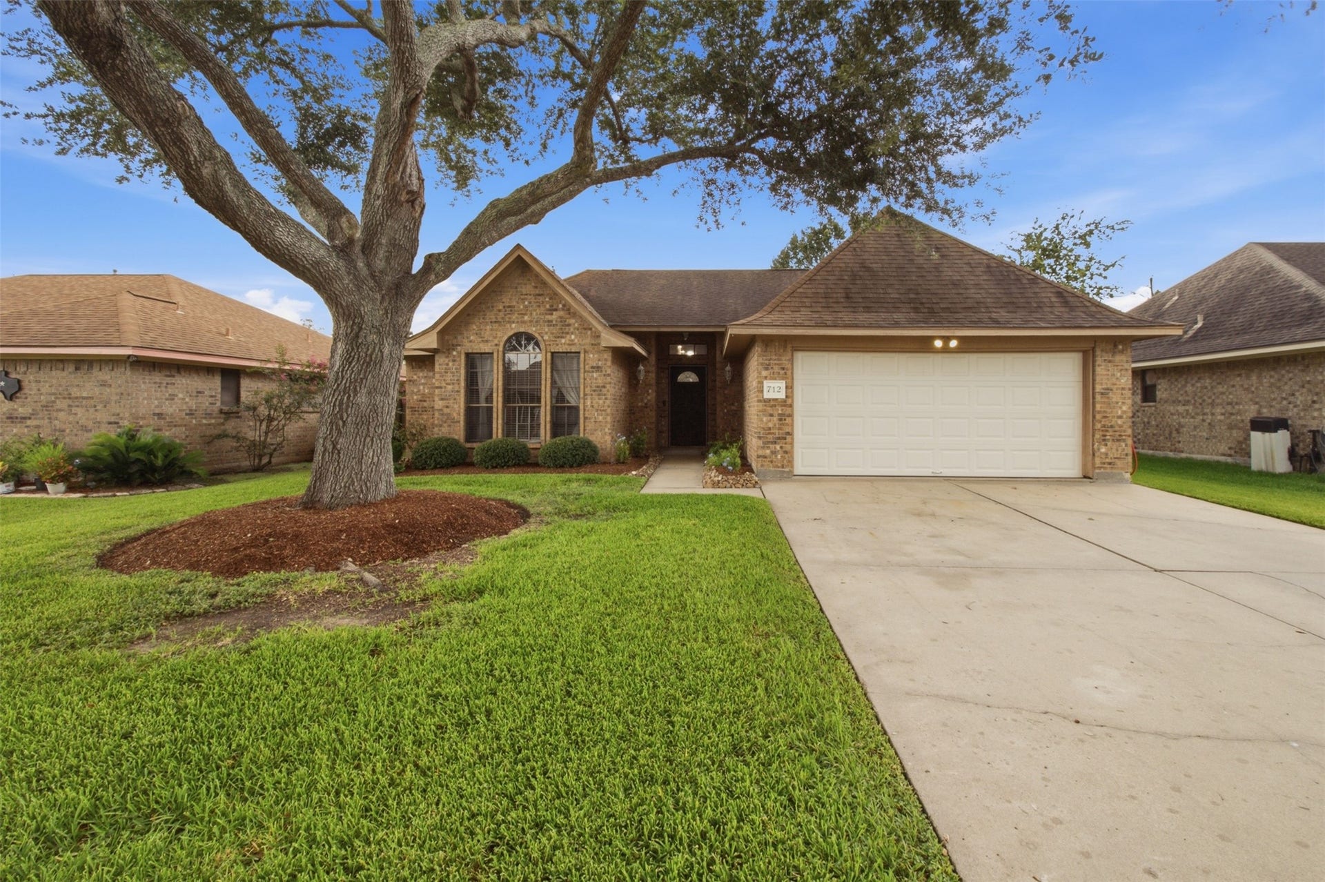 712 Manor Drive, Angleton, TX 77515 712 Manor Drive, Angleton, TX 77515