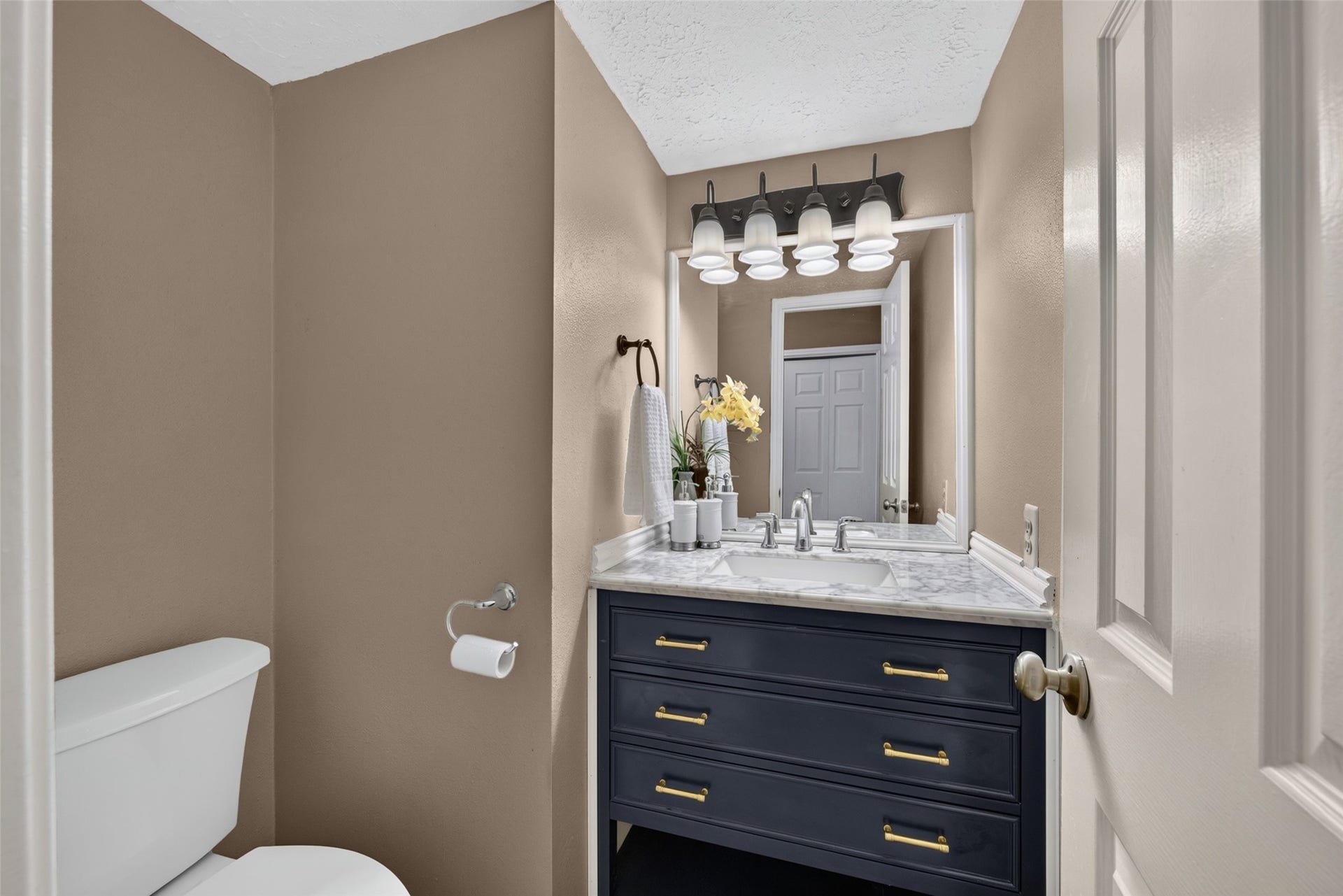 3507 Santa Rosa Lane, Sugar Land, TX 77478 A stylish half bath conveniently located on the main floor, complete with clean finishes and updated, high-end fixtures that give your guests a pristine and charming impression.