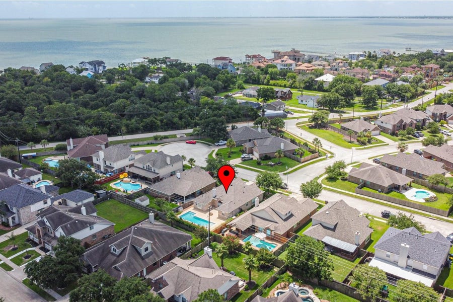Property photo for 925 Autumn Brook Street, Seabrook, TX