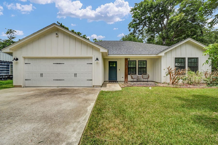 Property photo for 206 Southern Oaks Drive, Lake Jackson, TX