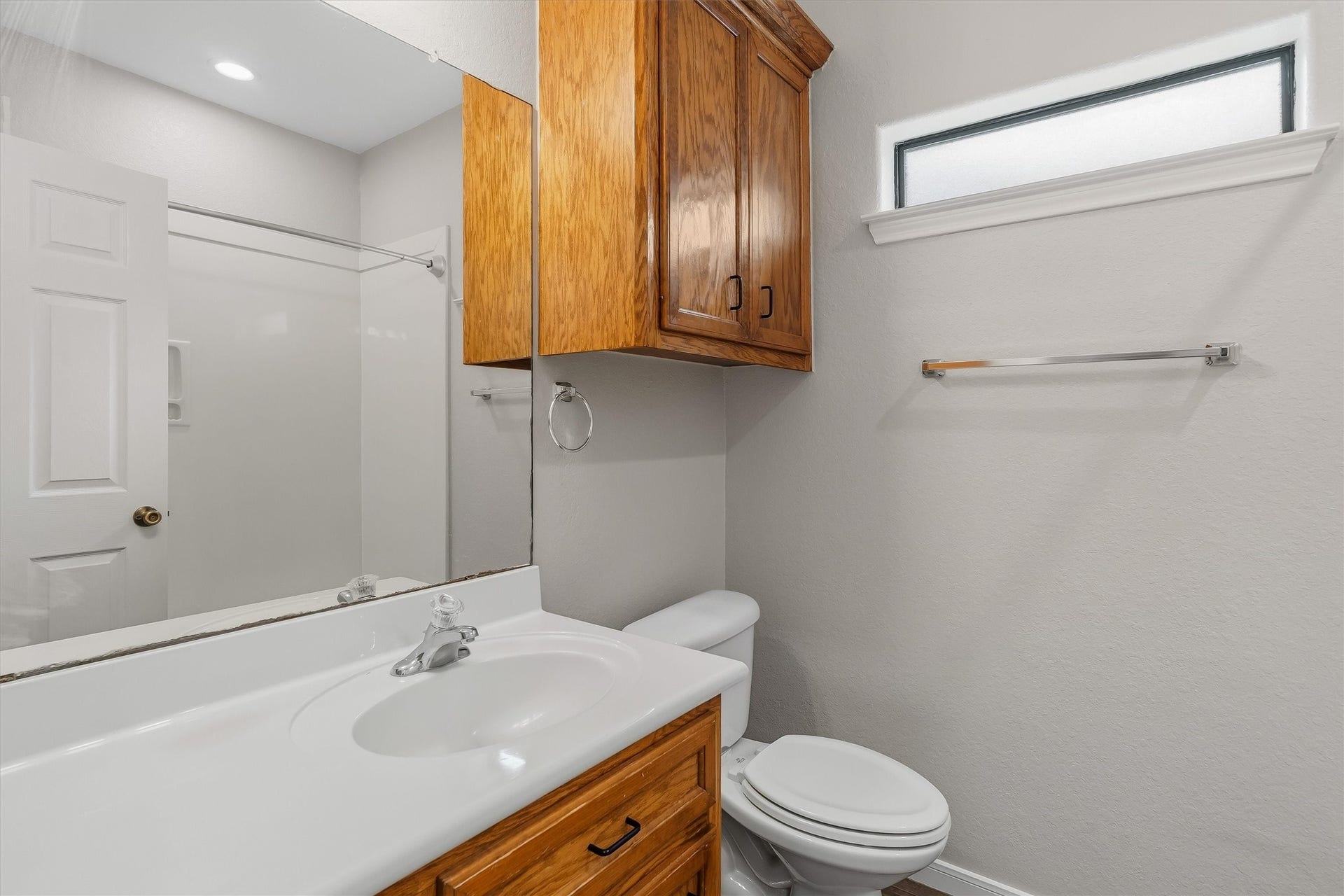 304 Reppert Street, Bacliff, TX 77518 Primary en suite, extra counter space, tub/shower combo