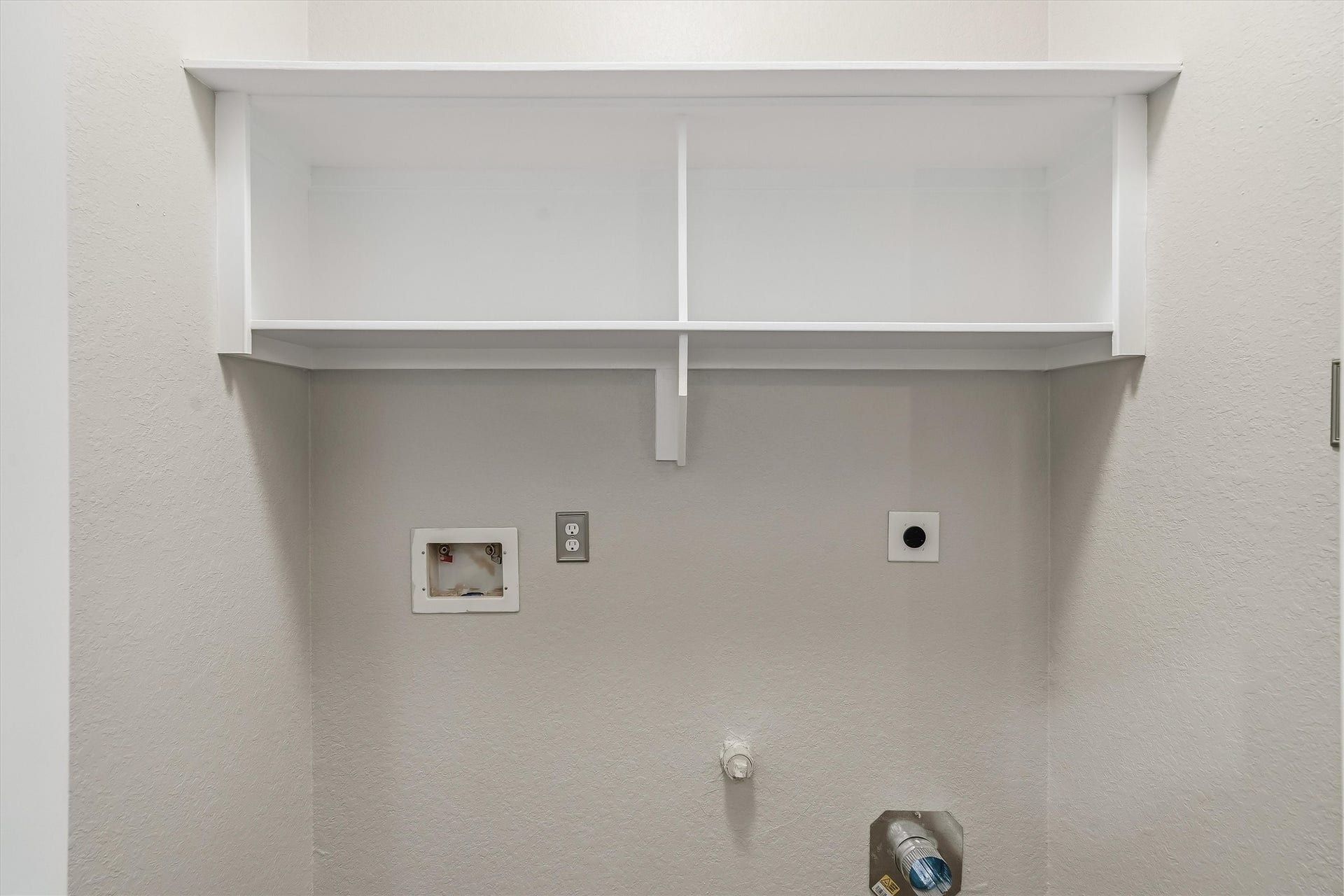 304 Reppert Street, Bacliff, TX 77518 In house laundry space