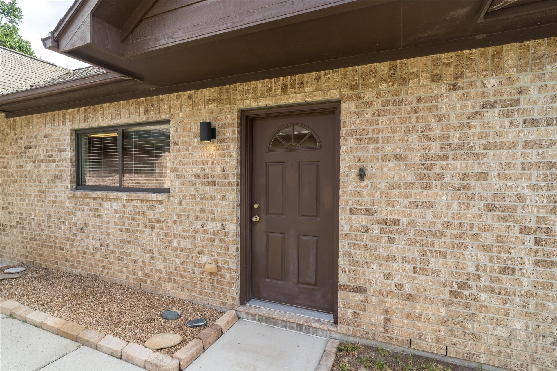 304 Reppert Street, Bacliff, TX 77518 Covered front entryway