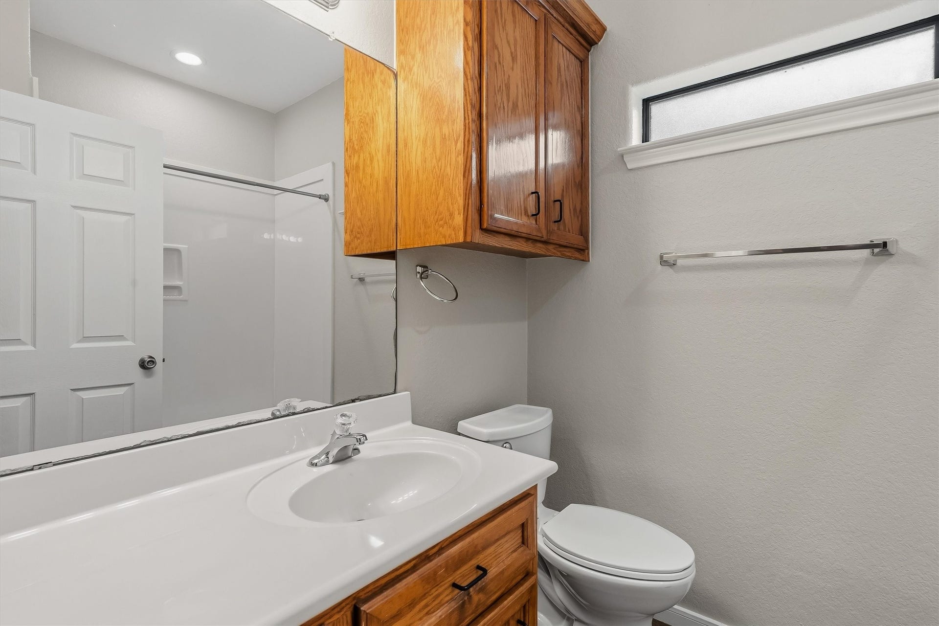 304 Reppert Street, Bacliff, TX 77518 Second full bath, added storage space and tub/shower combo