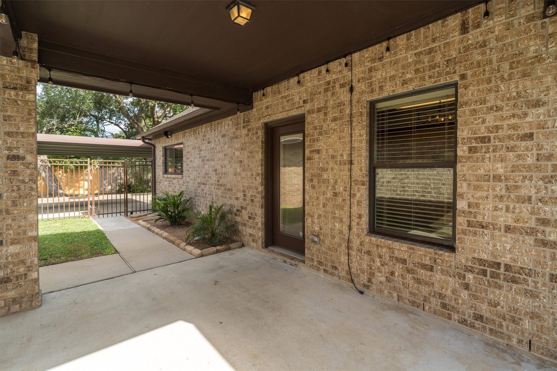 304 Reppert Street, Bacliff, TX 77518 Covered entryway
