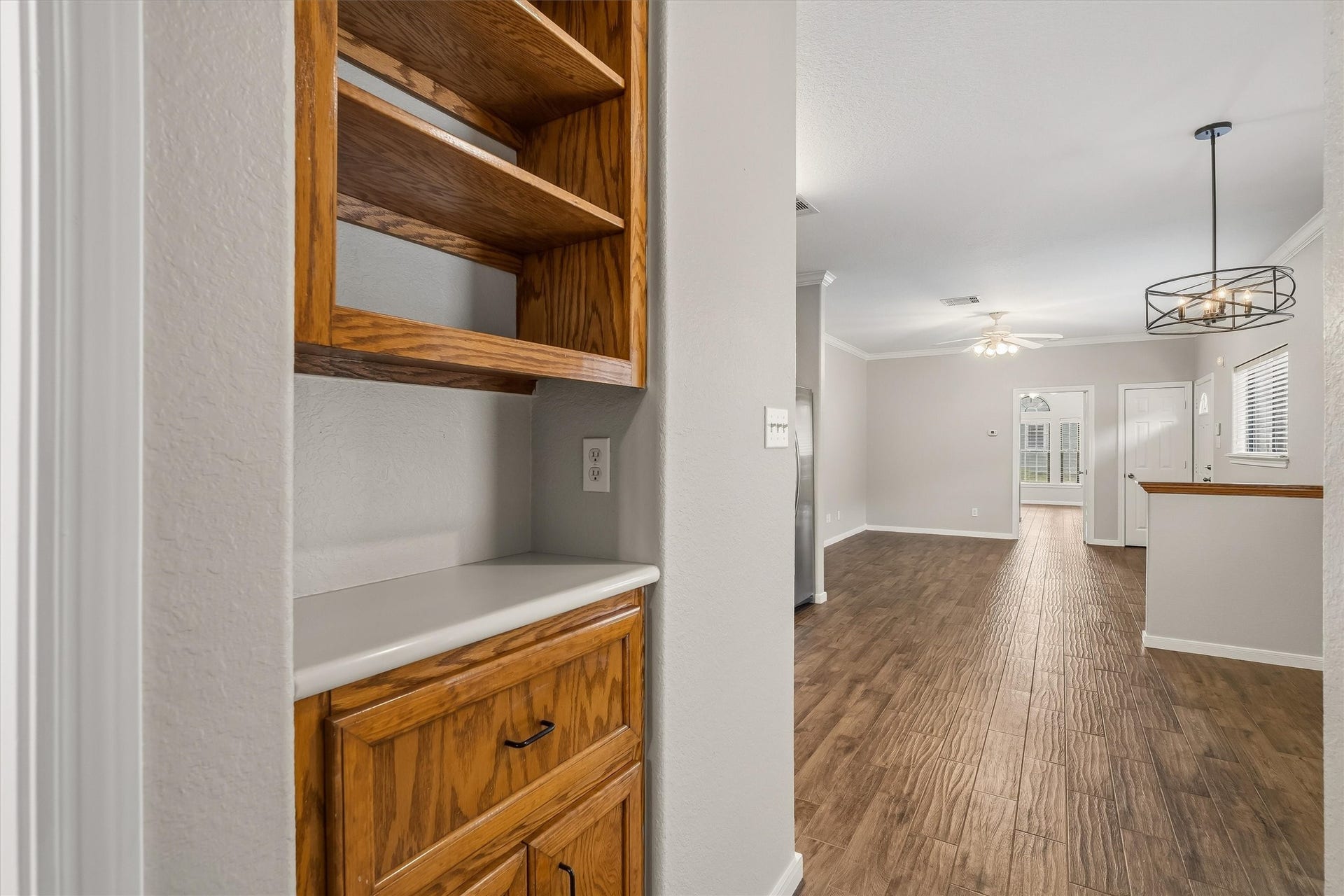 304 Reppert Street, Bacliff, TX 77518 Hallway storage space