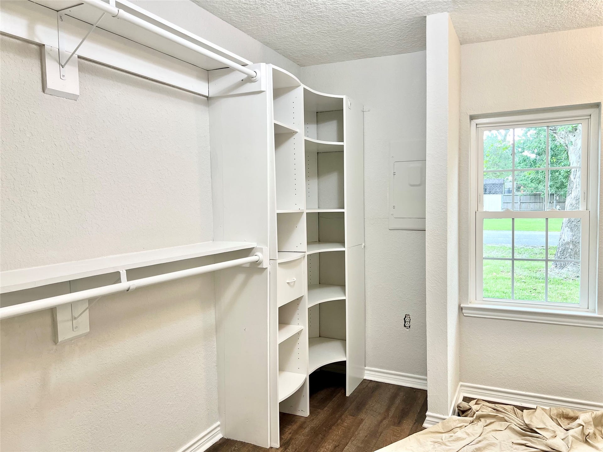 14414 2nd Street Street, Santa Fe, TX 77517 Incredible walk-in closet and bathroom space in the primary suite.