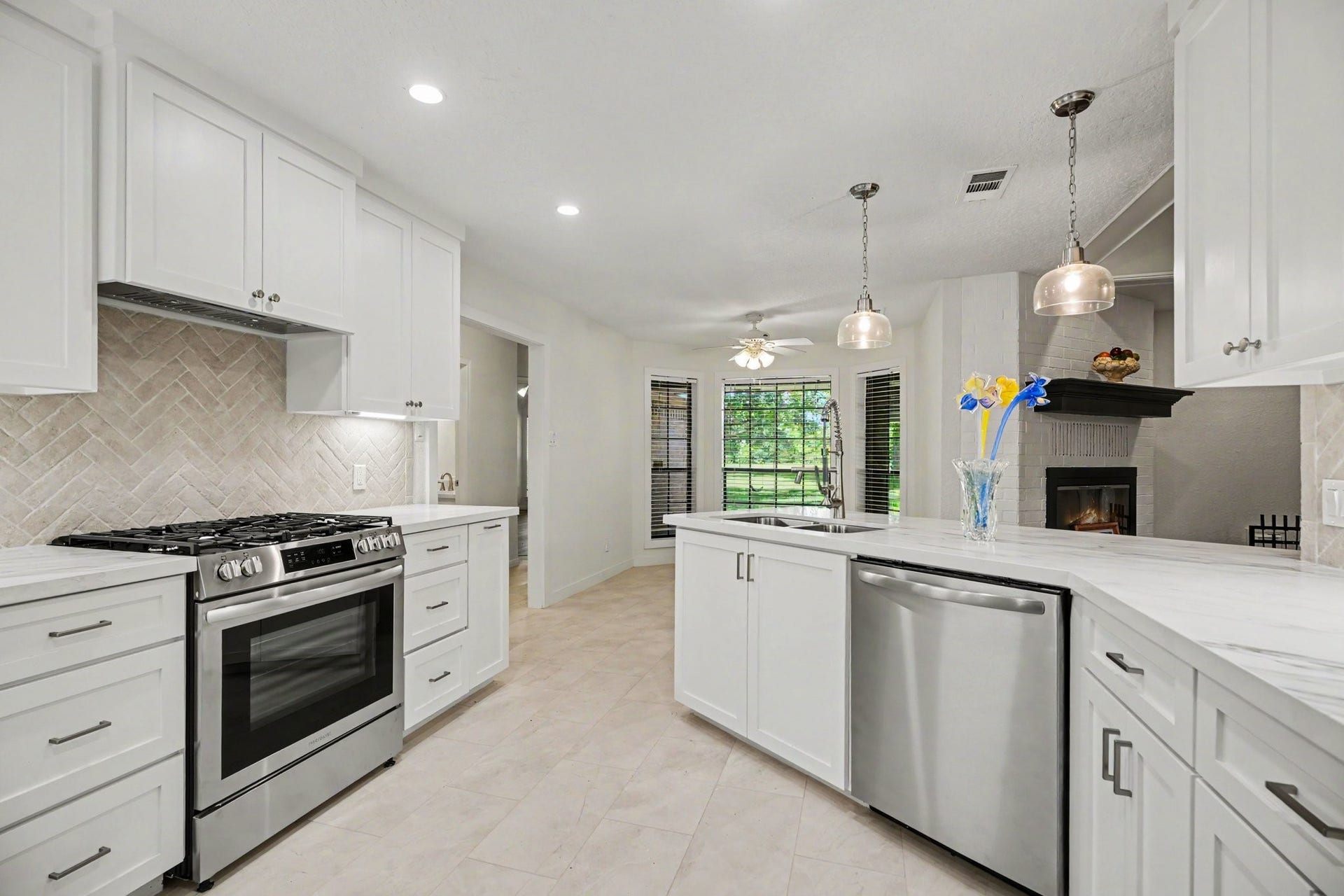 3320 Tower Road, Santa Fe, TX 77517 All appliances are new never used.