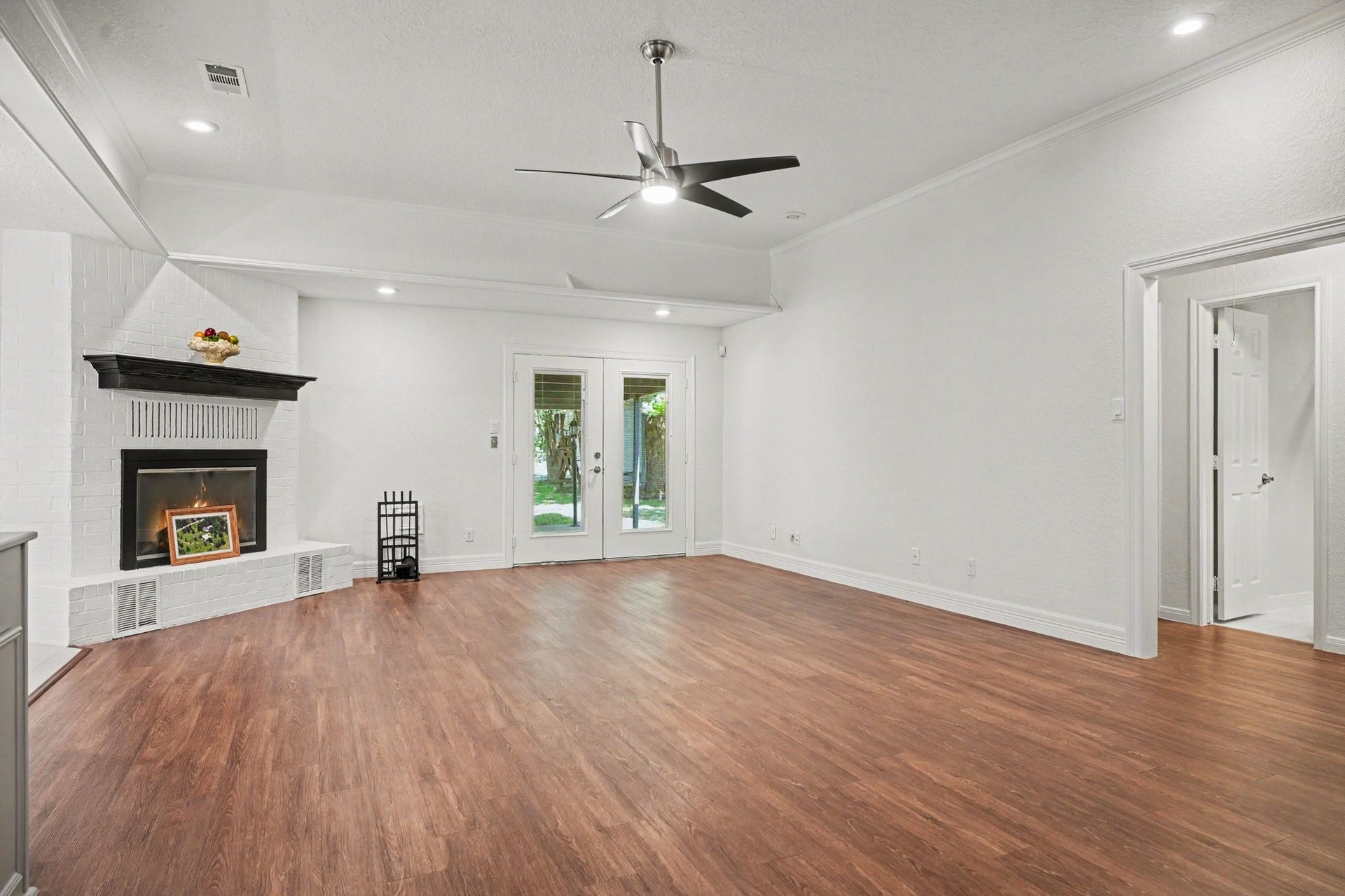3320 Tower Road, Santa Fe, TX 77517 Full Masonry Wood Burning Fireplace