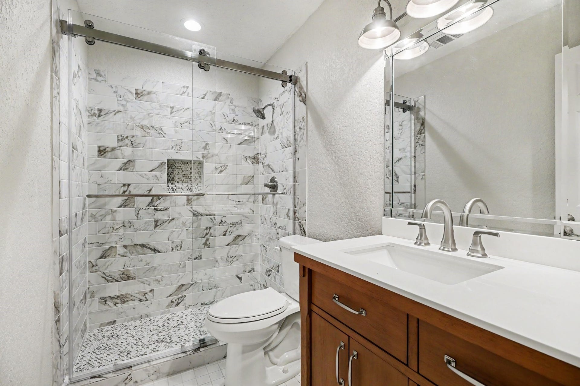 3320 Tower Road, Santa Fe, TX 77517 Hall Bathroom
