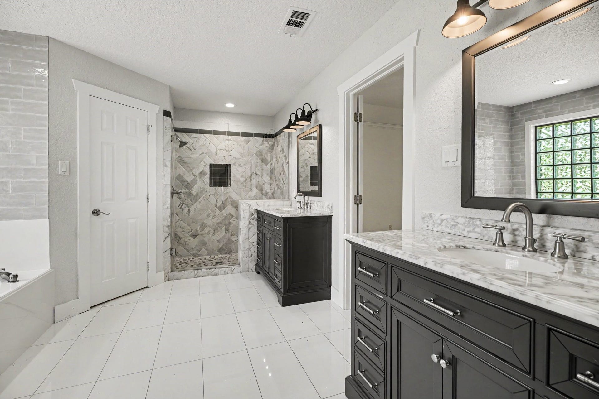 3320 Tower Road, Santa Fe, TX 77517 Double Vanities