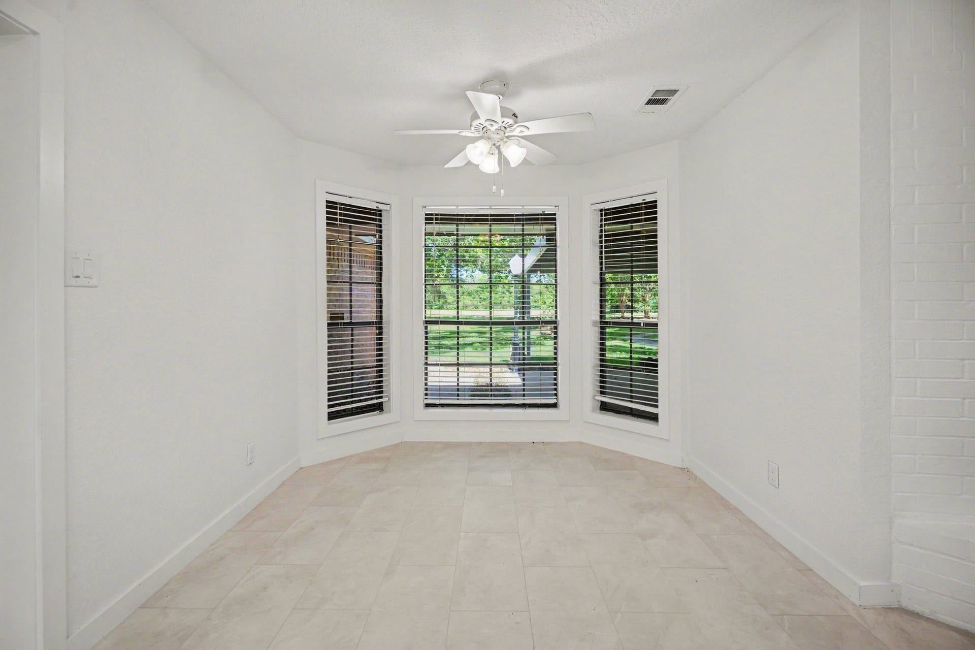3320 Tower Road, Santa Fe, TX 77517 Breakfast Nook with Bay Window