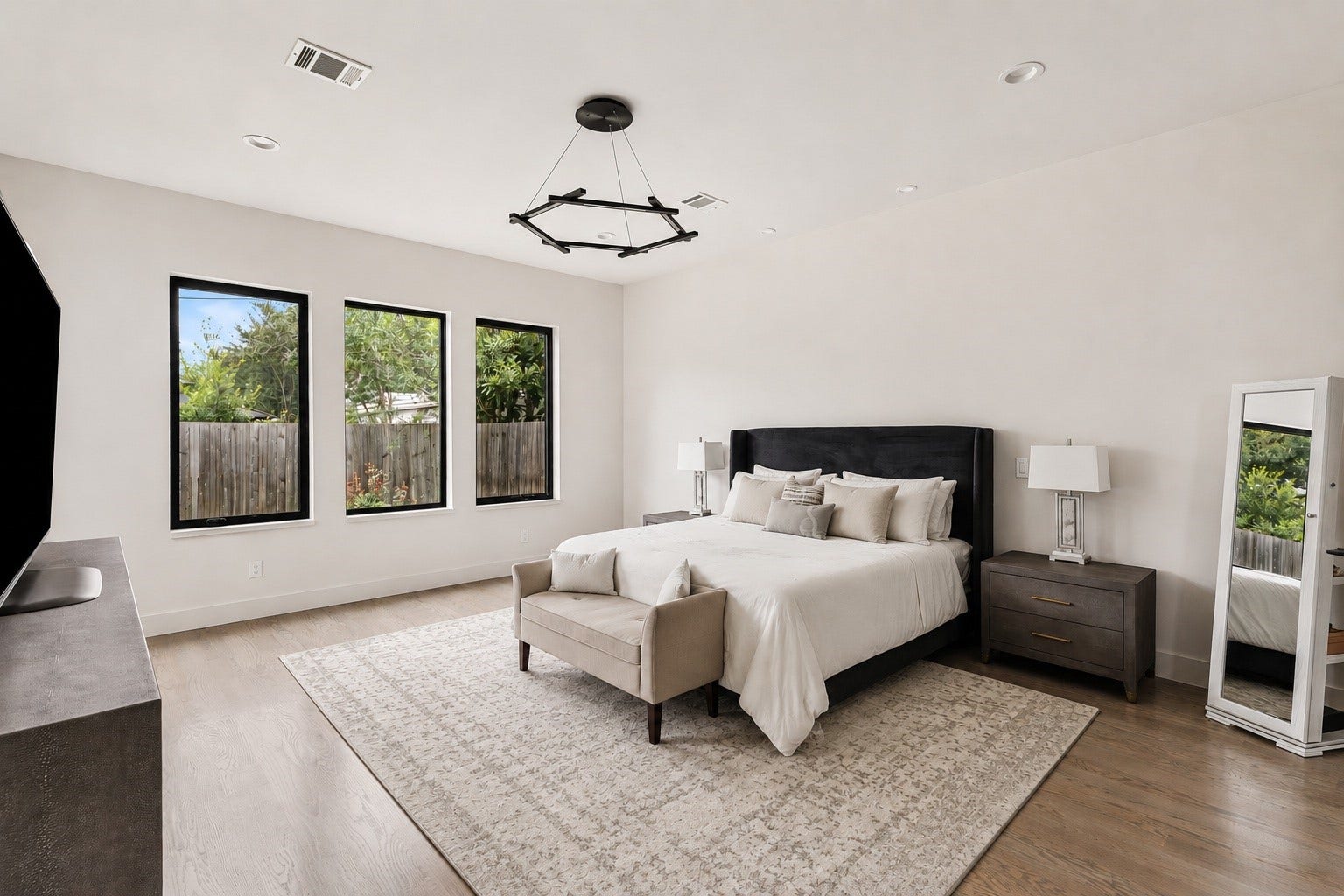 4638 Merwin Street, Houston, TX 77027 Privately situated on the first floor, the primary suite provides comfort, privacy, and convenient main-level living.