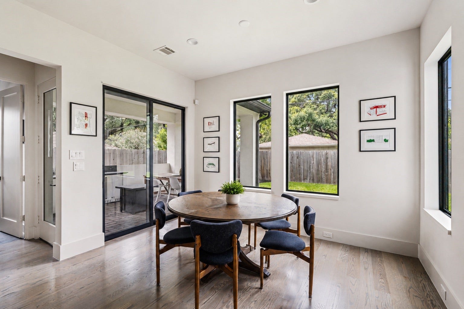 4638 Merwin Street, Houston, TX 77027 Conveniently located just off the kitchen, the breakfast area offers easy access to the covered patio and backyard for effortless indoor-outdoor living.