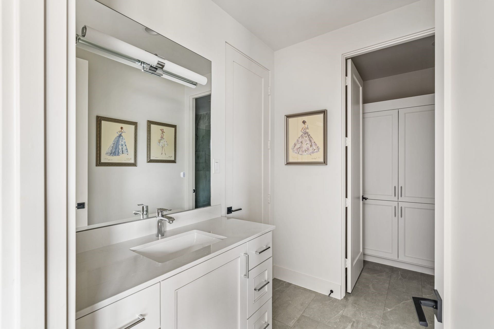 4638 Merwin Street, Houston, TX 77027 The well-appointed ensuite bath combines functional storage with timeless finishes.