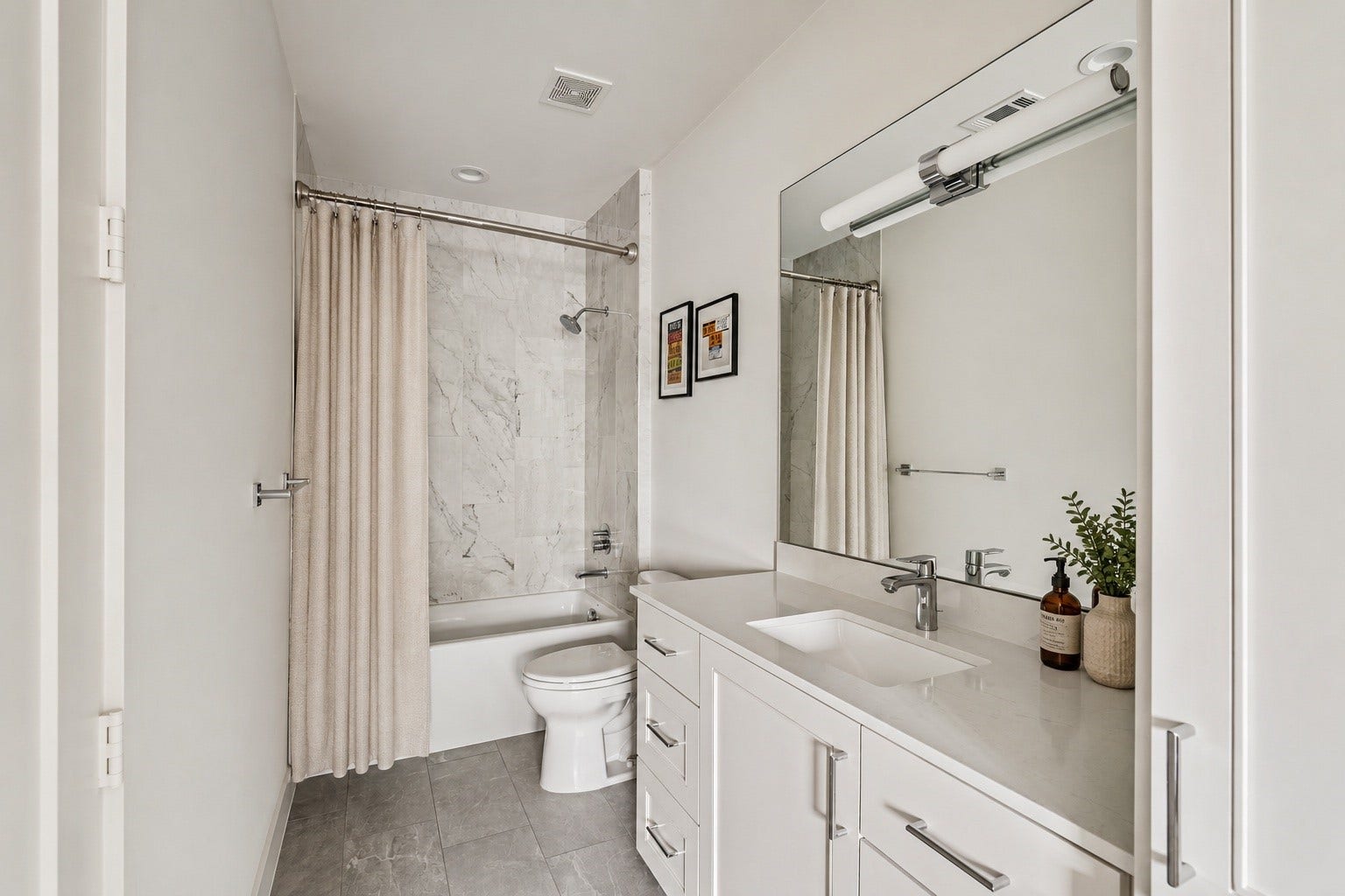 4638 Merwin Street, Houston, TX 77027 A well-appointed ensuite bath offers the convenience of a tub/shower combination.