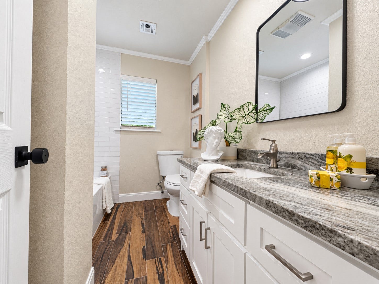 4425 Burditt Street, Santa Fe, TX 77510 Guest Bathroom