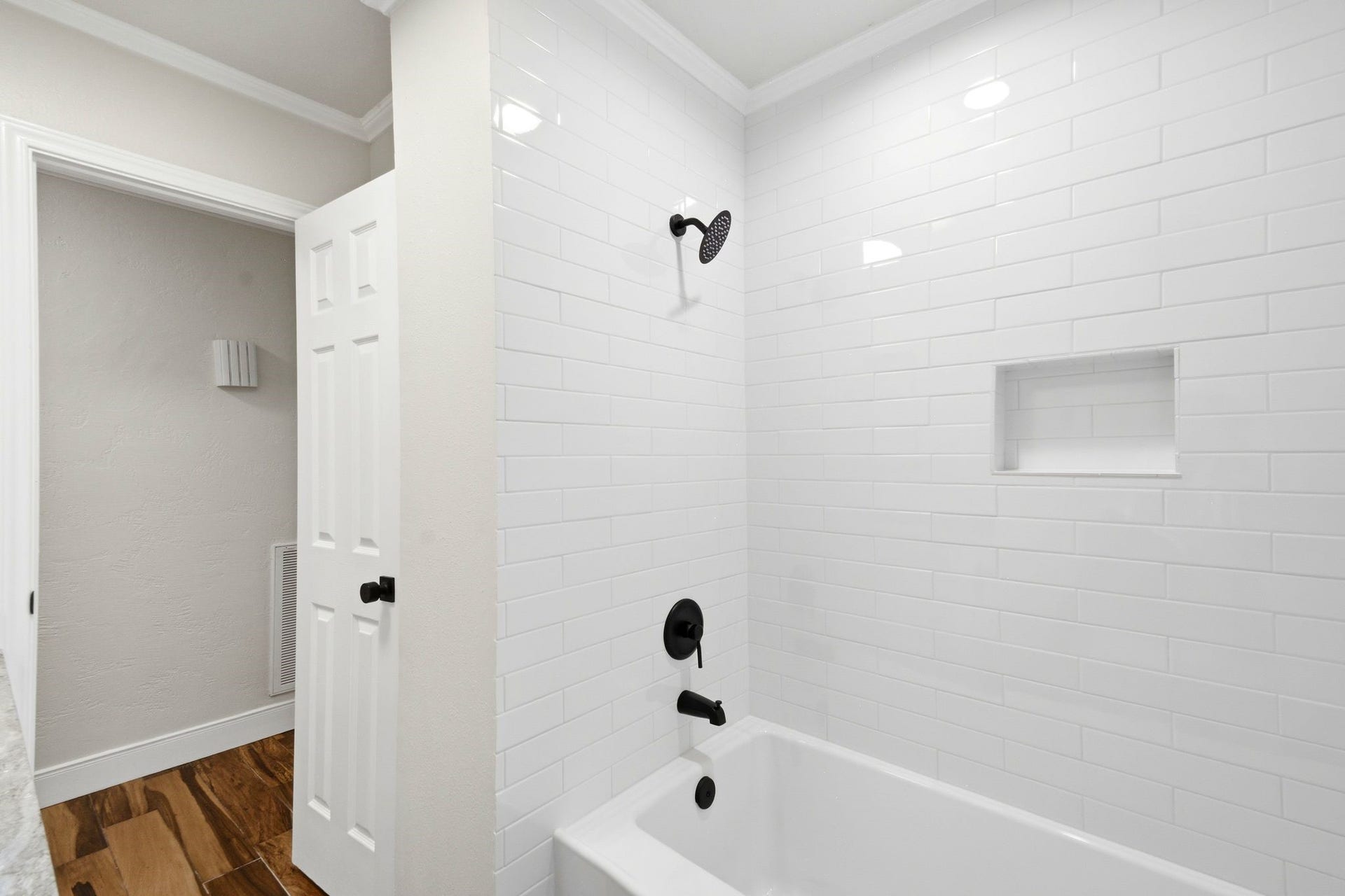 4425 Burditt Street, Santa Fe, TX 77510 Guest Bathroom