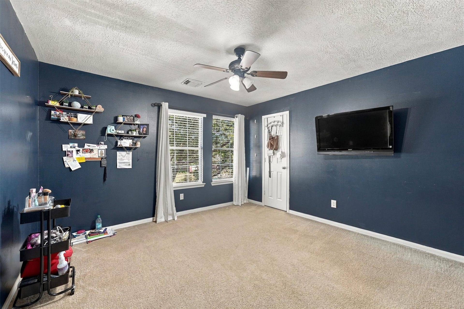 18931 Bonners Park Circle, Katy, TX 77449 Spacious bedroom and large window offering natural light.