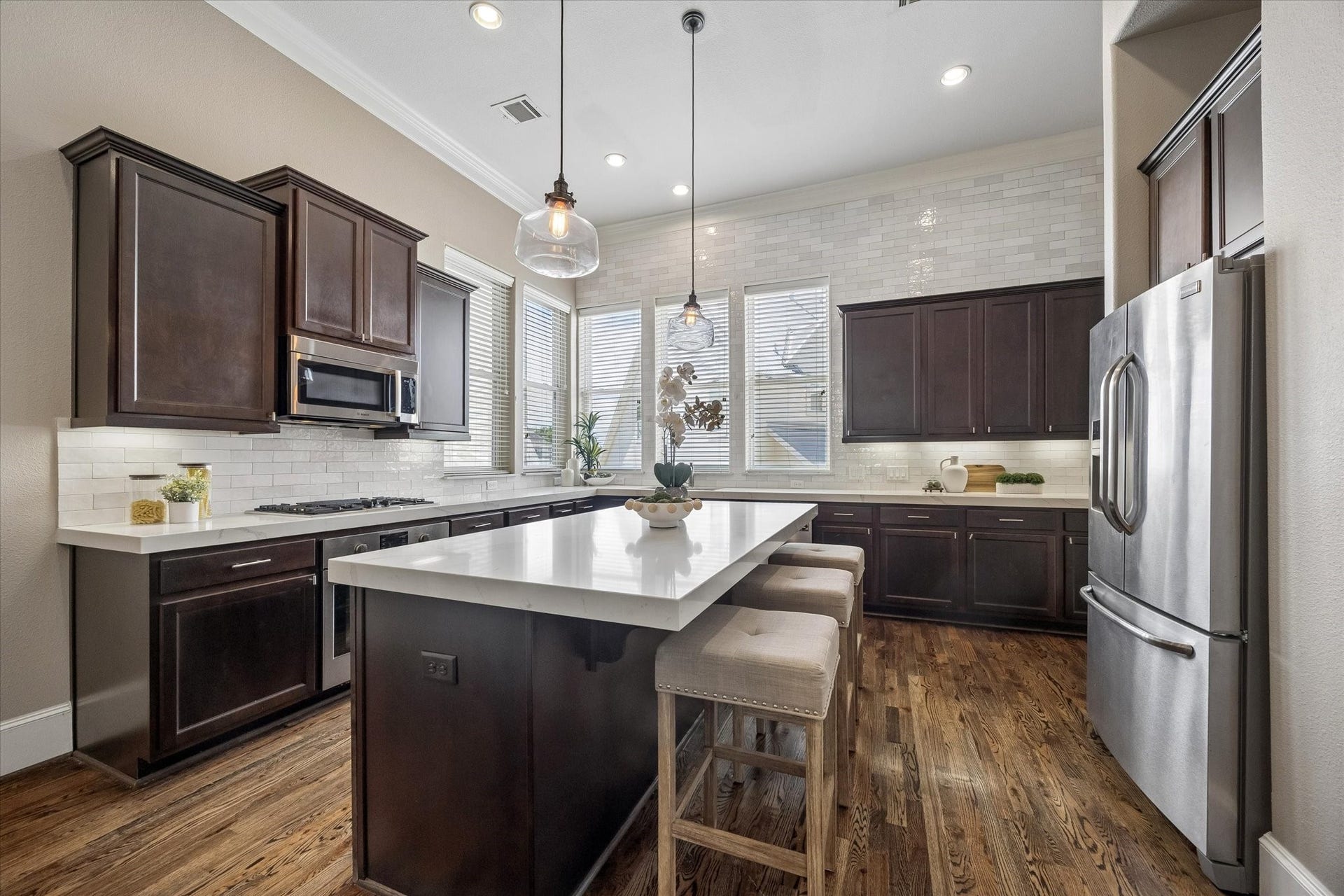 8805 Kolbe Bend Lane, Houston, TX 77080 Well-appointed kitchen with large island offering bar seating, quartz surfaces, stainless steel appliances and abundant workspace.