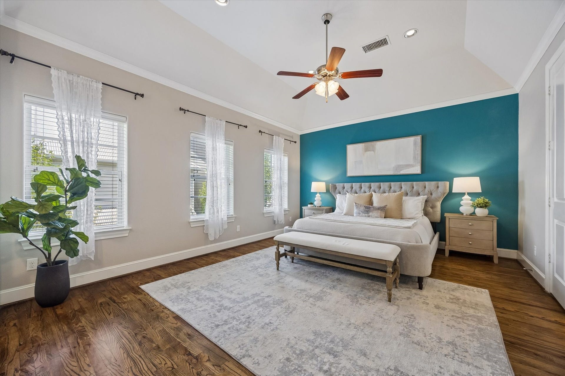 8805 Kolbe Bend Lane, Houston, TX 77080 Spacious primary suite with hardwood floors, vaulted ceiling, crown molding and multiple windows providing abundant natural light.