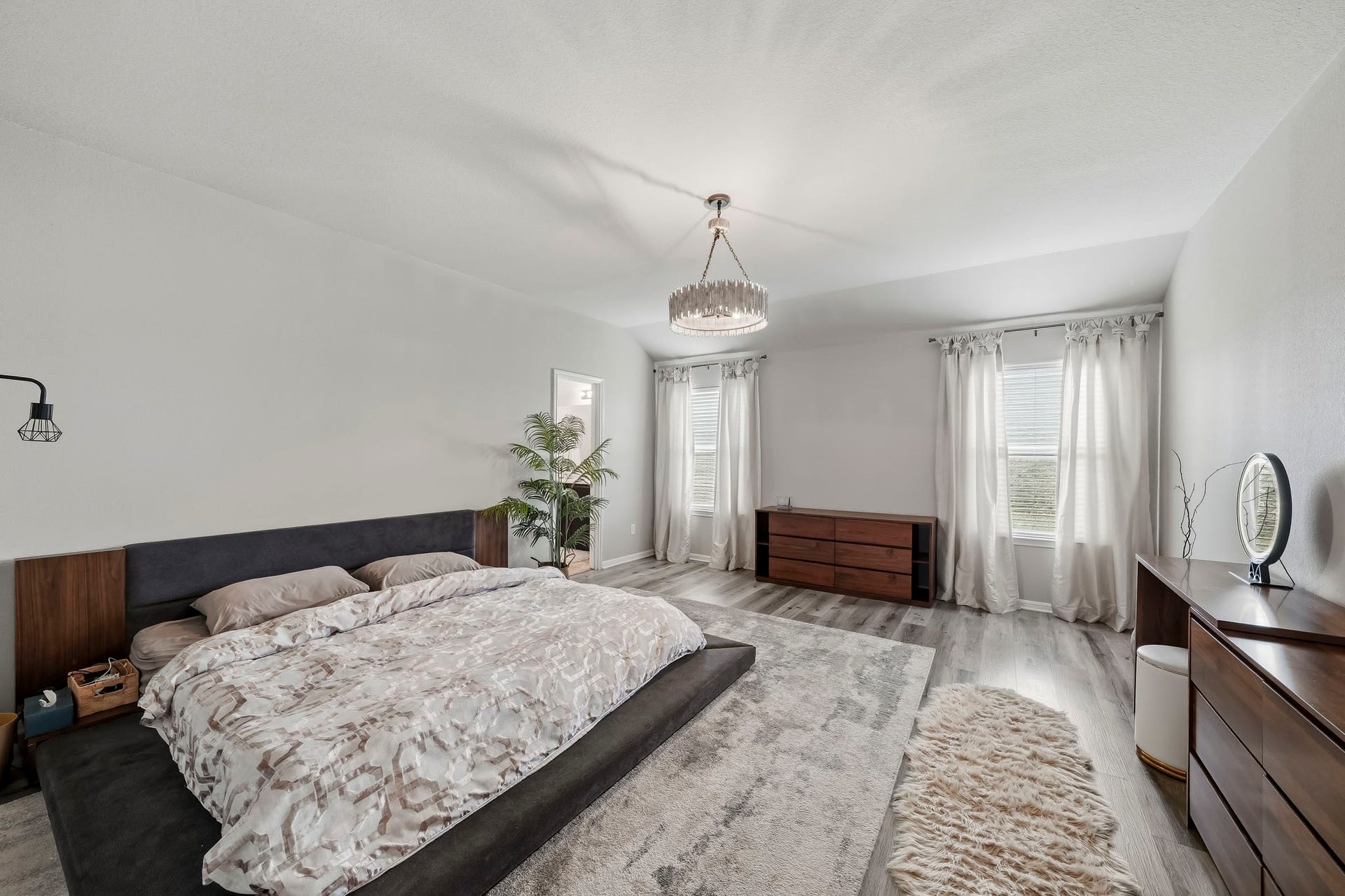 17822 Royal Breccia Lane, Richmond, TX 77407 Retreat to the generously sized primary suite, complete with comfortable furnishings, beautiful natural light, and ample room to relax and unwind.