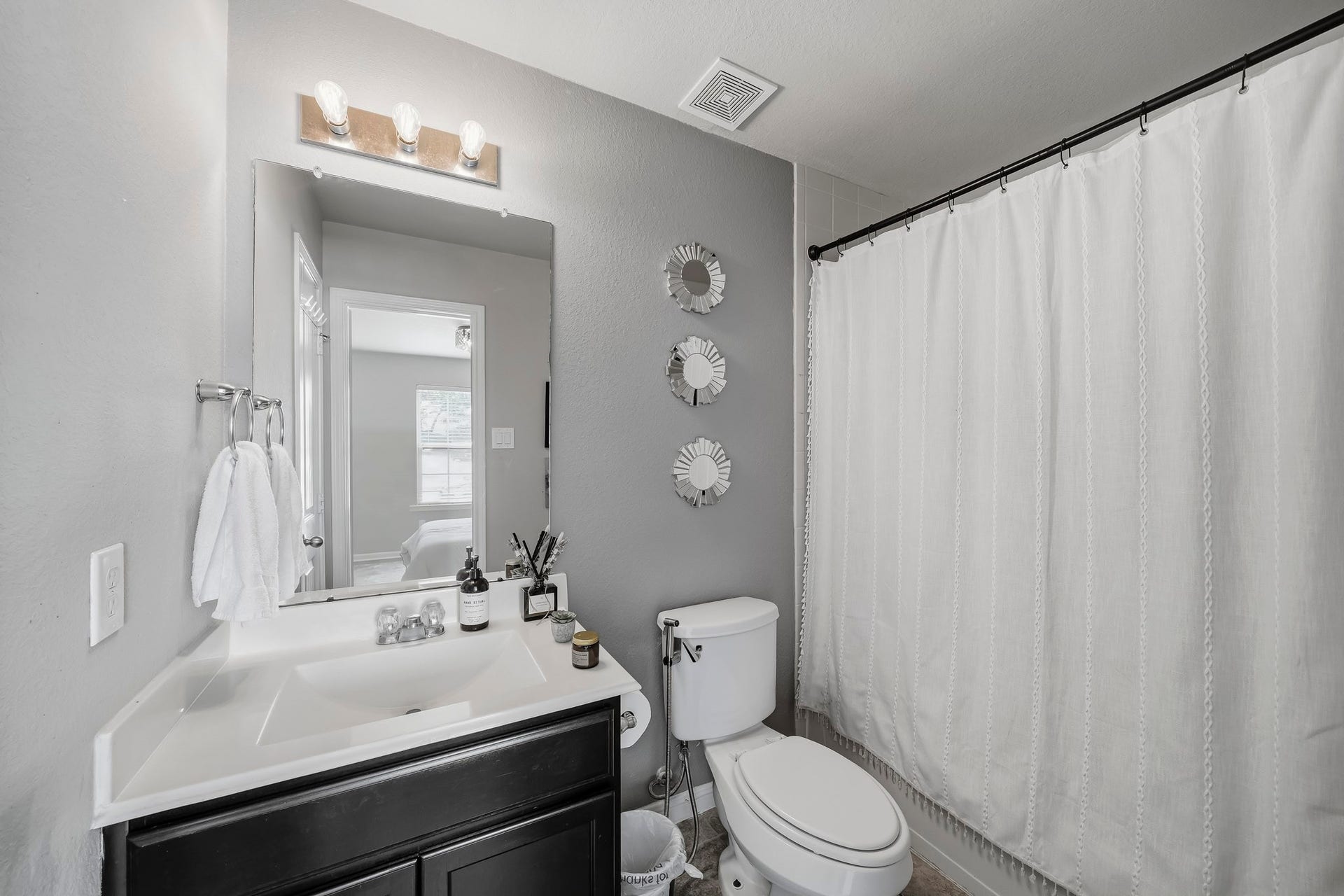 17822 Royal Breccia Lane, Richmond, TX 77407 A clean, well-appointed bathroom features a spacious vanity, contemporary finishes, and a shower and tub combination for everyday convenience.
