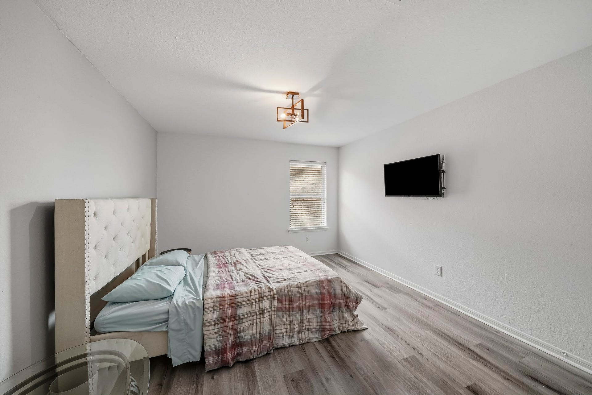 17822 Royal Breccia Lane, Richmond, TX 77407 Another generously sized bedroom provides flexibility and comfort, with natural light, contemporary flooring, and a welcoming atmosphere.